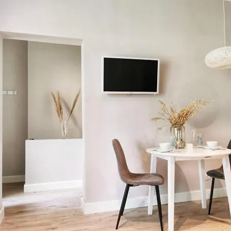 Tolstoi Scandinavian 1 Bedroom + Free Parking Apartment